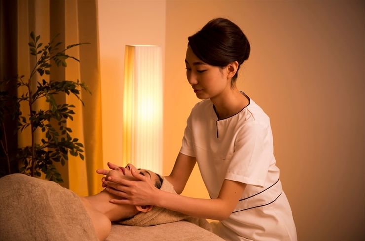 フェイシャルラインを丁寧に施術